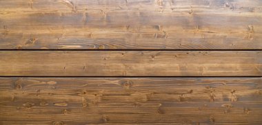 Yatay sert kereste sehpası görünür ahşap desenler ve doğal düğümlerle kırsal bir görünüm yaratır.