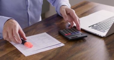 İş adamı raporu inceler ve gerekli bilgileri kağıt üzerinde bulur. Freelancer önemli bir problem buldu ve hesap makinesinde toplamları saydı