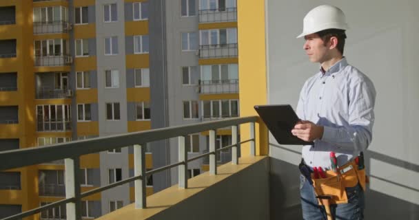 Arquiteto Supervisiona Construção Complexo Residencial Faz Anotações Documentos Tablet Designer — Vídeo de Stock
