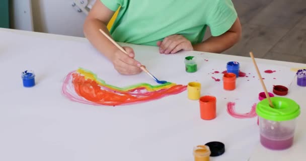 Przedszkolak Maluje Tęczę Zostawia Małe Krople Pędzla Niebieskiego Gwaszu Dziecko — Wideo stockowe