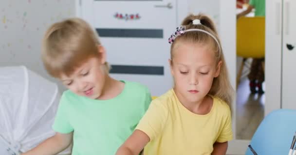 Малыш Смотрит Дошкольницу Рисующую Красивые Картины Дома Возбужденный Брат Наслаждается — стоковое видео