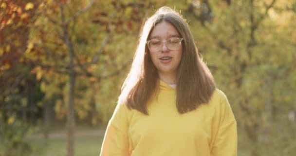 Teenager Girl Wearing Yellow Hoodie Demonstrates Positive Emotions Trees City — Stockvideo