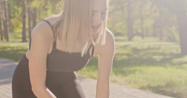 Short Haired Woman Stops Running Hurtful Pain Knee Autumn Park — Video Stock