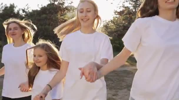 Group Teenagers Girls Runs Together City Park Illuminated Sunlight Teenage — Stock videók