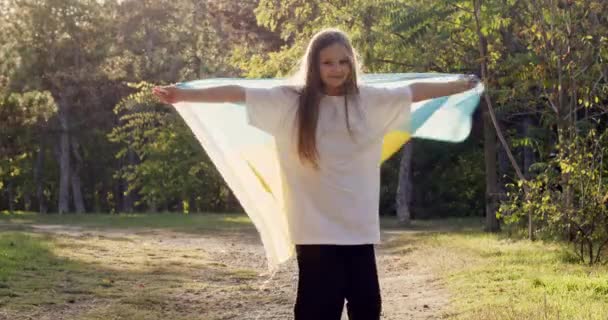 Teenage Girl Turns Ukrainian Flag Park Illuminated Sun Long Haired — Stock videók