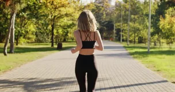 Blonde Short Haired Woman Practices Running City Park Illuminated Sunlight — Αρχείο Βίντεο