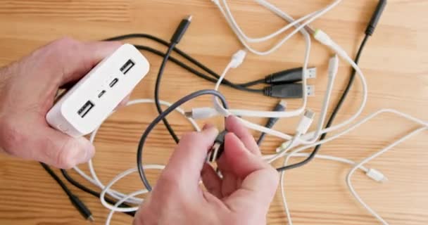 Persoana Alege Cablul Compatibil Pentru Powerbank Deasupra Mesei Din Lemn — Videoclip de stoc