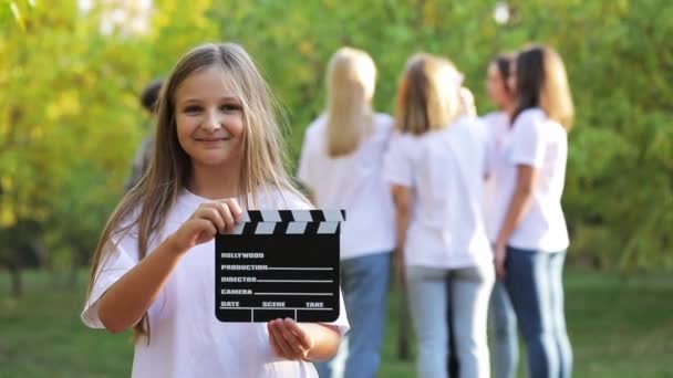 Tiener Meisje Houdt Film Klapbord Aankondigen Schieten Blond Langharige Tiener — Stockvideo