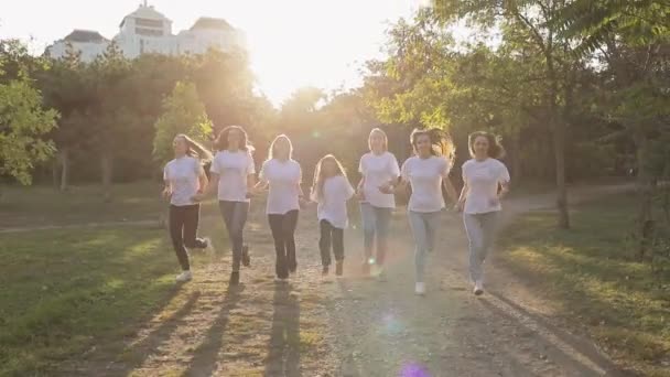 Las Adolescentes Con Expresión Excitada Divertida Corren Juntas Parque Luz — Vídeo de stock