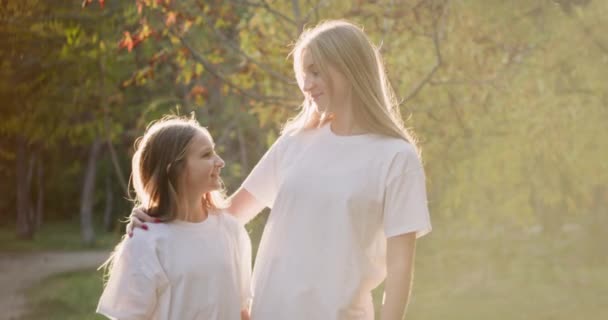 Remaja Perempuan Mengenakan Shirt Serupa Memberikan Tinggi Lima Musim Gugur — Stok Video