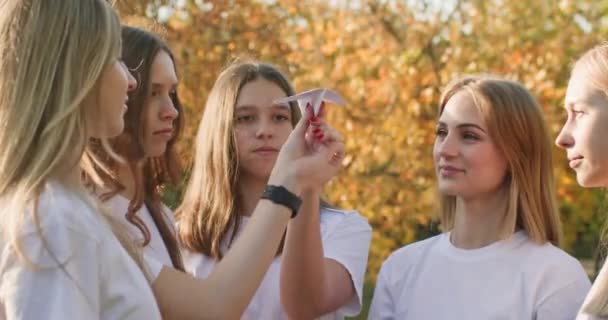 Ομάδα Εφήβων Κοριτσιών Κατέχει Ενιαίο Αεροπλάνο Χαρτί Ετοιμάζεται Ξεκινήσει Στο — Αρχείο Βίντεο