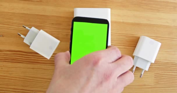 Adam Cep Telefonuyla Krom Ekranı Elektrik Bankasına Koyuyor Ahşap Masanın — Stok video