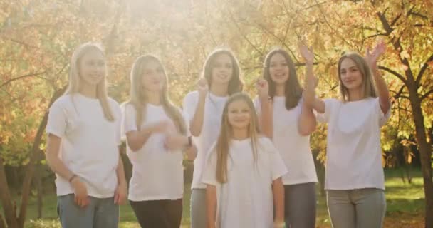 Έφηβα Κορίτσια Κουνάνε Χέρια Τους Επιδεικνύοντας Χαριτωμένα Χαμόγελα Ενάντια Φωτισμένα — Αρχείο Βίντεο