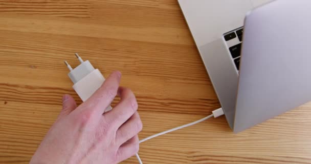 Manusia Menghilangkan Adaptor Dan Colokan Baterai Portabel Laptop Pada Tampilan — Stok Video