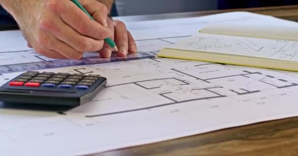 Inženýrské Ruce Kreslí Čáru Pomocí Olověné Tužky Pravítka Architekt Provádí — Stock video
