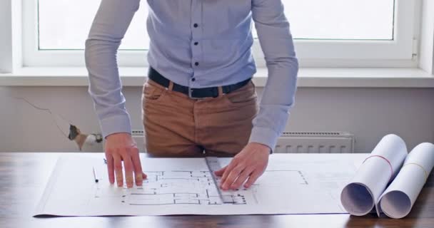 Arquitecto Proyecta Plan Proyecto Edificio Importante Sala Oficinas Luz Ingeniero — Vídeos de Stock