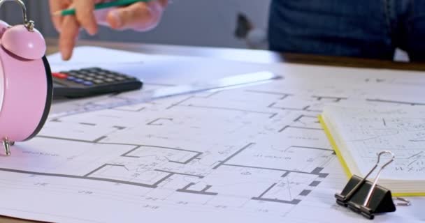 Architekt Provádí Výpočty Píše Poznámky Návrhu Papíru Muž Dokončí Práci — Stock video