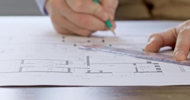 Inženýrské Ruce Zapisují Měření Nový Projekt Podlahy Budovy Pomocí Olověné — Stock video