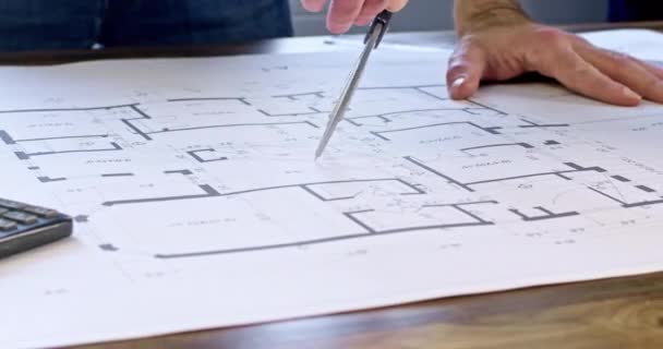 Inżynier Rysuje Kółko Wykorzystując Przegrody Najnowszym Planie Budynku Workman Rysuje — Wideo stockowe