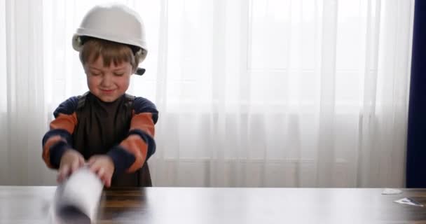 Preschooler Dalam Helm Ringan Membuka Gambar Roll Anak Yang Ceria — Stok Video