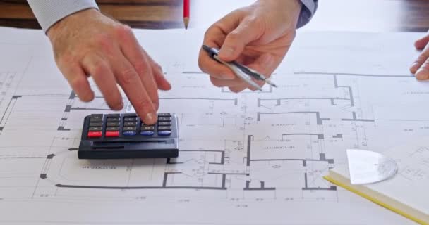 Ingenieros Oficina Hacen Cálculos Sobre Proyecto Construcción Apartamentos Utilizando Calculadora — Vídeo de stock