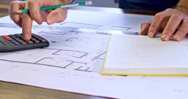 Ingeniero Hace Cálculos Utilizando Calculadora Escribe Cuaderno Amarillo Arquitecto Hace — Vídeo de stock
