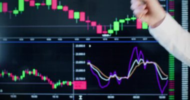 Hafif iş gömleği giyen bir iş adamı dolarları elinde tutar. Erkek kişi ekranda dinamik diyagramın arka planında nakit para gösteriyor.