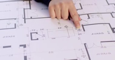 Anaokulu müteahhiti olarak çalışıyor ve daire tasarımını işaret ediyor. Çocuk mühendis rolünde oynuyor ve yakın plan çekimde bina düzenini gösteriyor