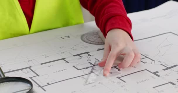 注意孩子在制服中扮演建设者的角色 并放置彩色构造函数块 女孩用尺子和铅笔画建筑物特写的线条 — 图库视频影像