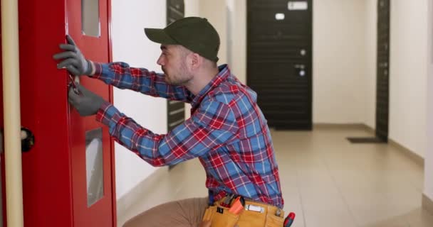 Чоловік Виходить Відкриту Шафу Пожежної Безпеки Канцелярським Ножем Ремонт Технічне — стокове відео