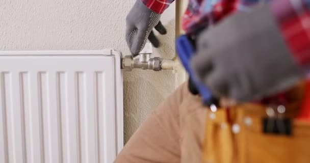 Mannelijke Loodgieter Gereedschapsriem Sluit Riser Van Verwarming Radiator Met Schroevendraaier — Stockvideo