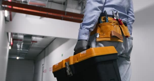 男工在地下室修理完管子后 用工具把螺丝刀系在腰带上 专业服务概念和完成的工作 — 图库视频影像