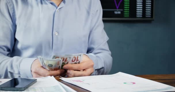 Hombre Comerciante Cuenta Pila Dinero Efectivo Dólar Eliminado Del Mercado — Vídeos de Stock