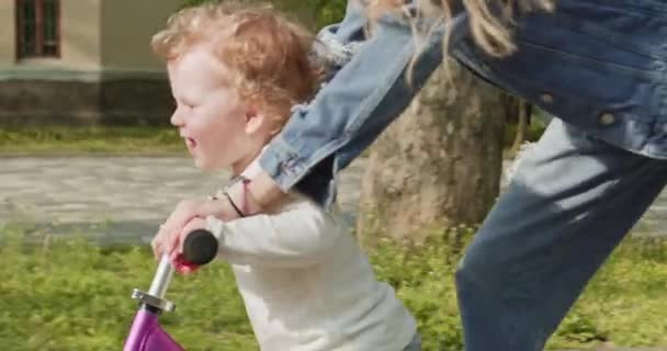 Enfant Garçon Sprints Sur Équilibre Vélo Dans Parc Ensoleillé Ville — Video