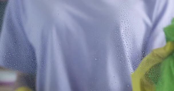 제대로 세제와 유리를 캐주얼 여자는 깨끗한 부엌과 아파트의 객실을 — 비디오