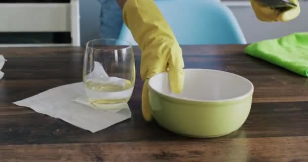 戴着橡胶手套的家庭主妇在厨房里擦木制桌子 女性饭后收拾厨房 准备脏餐具洗碗 — 图库视频影像