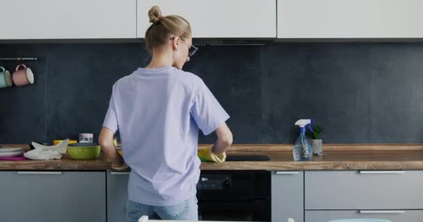Блондинка Кидає Тканину Після Прибирання Електричної Плити Кухні Домогосподарка Виглядає — стокове відео