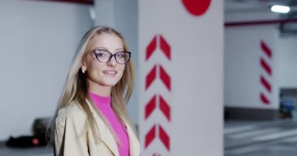Blondynka Torbami Zakupy Przechodząca Przez Podziemny Parking Kobieta Garniturze Zbliża — Wideo stockowe