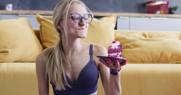 Blondynka Próbuje Zjeść Smaczny Kawałek Ciasta Domu Pani Spostrzega Złamany — Wideo stockowe