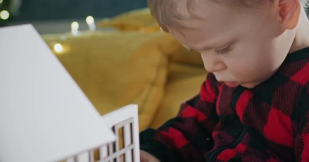 Концентрована Дитина Малюка Затишній Піжамі Насолоджується Вивченням Білого Лялькового Будиночка — стокове відео