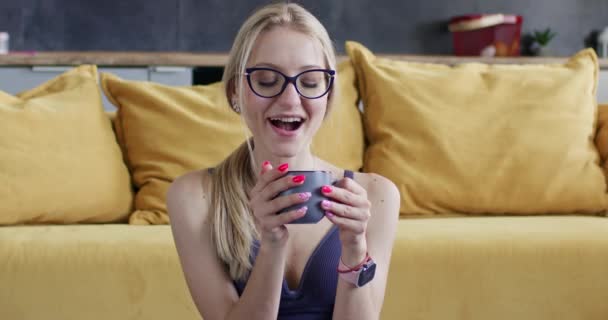 Gözlüklü Genç Bir Bayan Evdeki Favori Bardaktan Sıcak Içecek Içmeyi — Stok video