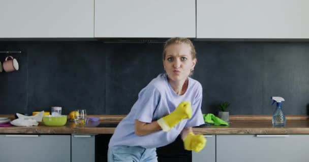 Blondynka Tańcząca Kuchni Lubi Wykonywać Obowiązki Domowe Kobieta Rękawiczkach Pokazuje — Wideo stockowe