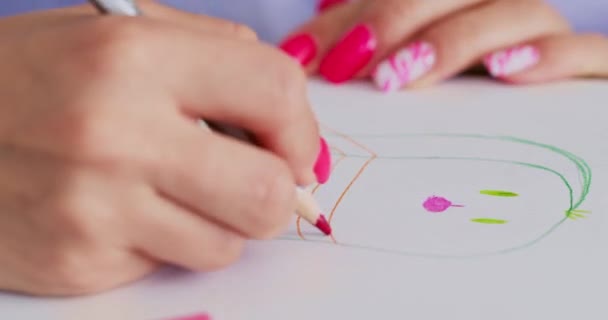 Fiatal Otthon Próbálja Művészetet Személy Különböző Színű Ceruzákkal Tanul Meg — Stock videók