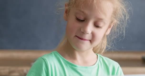 Νεαρή Μαθήτρια Θέλει Βοηθήσει Μητέρα Χαμογελώντας Κορίτσι Ετοιμάζει Κέικ Παίζοντας — Αρχείο Βίντεο