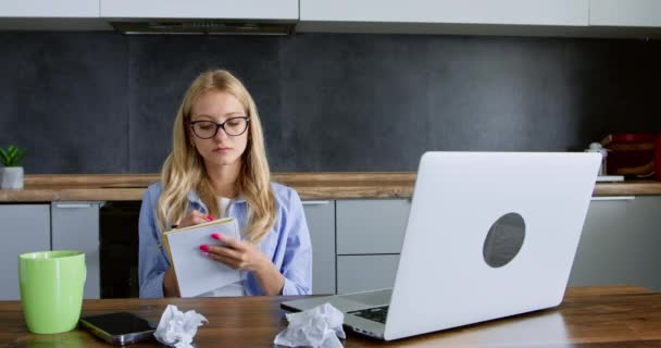 Femeia Tânără Studiază Acasă Folosind Laptopul Doamna Blondă Zâmbește Timp — Videoclip de stoc
