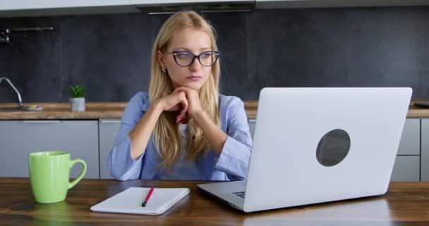 Aandachtige Vrouw Met Bril Luistert Thuis Laptop Naar Online Lezingen — Stockvideo