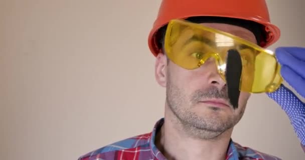 Hombre Sorprendido Con Parte Del Disco Sierra Roto Pegado Gafas — Vídeos de Stock