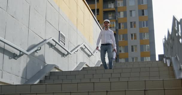 Hombre Ingeniero Caminar Sitio Construcción Celebración Plan Construcción Ingeniero Vestir — Vídeo de stock