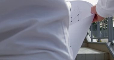 Mimar, projenin içeriğinin vizyon içeriğiyle birlikte kağıdı tam olarak gözden geçirir. İnşaat ile binanın çizimini karşılaştırmak profesyonelce