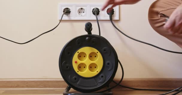 Elektriker Visar Hur Man Använder Förlängningsuttag Kabelhank Man Tar Kontakten — Stockvideo